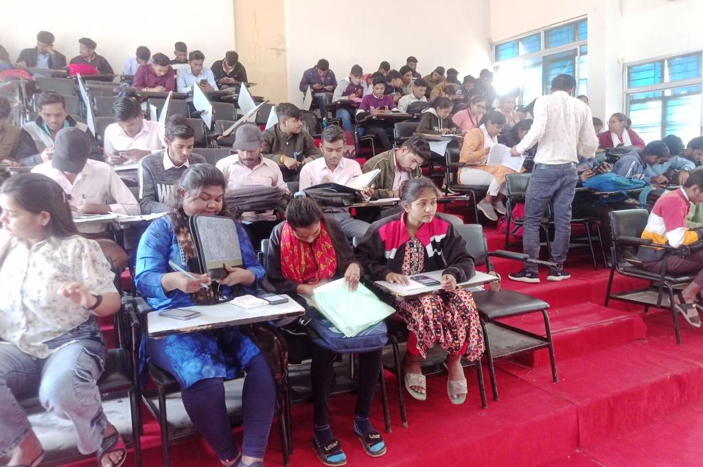 Harda News: 160 students appeared in the campus examination.
