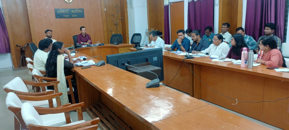 Harda News - Collector Shri Singh reviewed the works of Women and Child Development Department