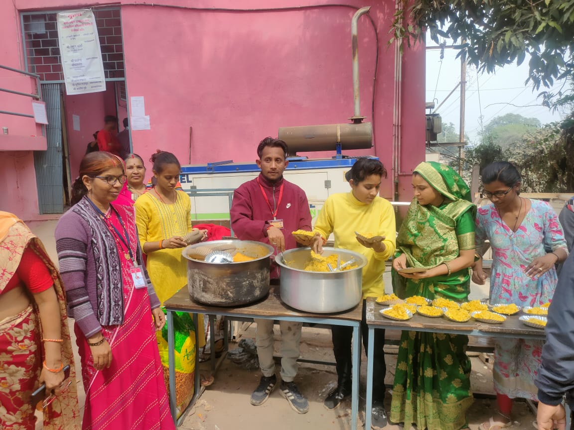 Harda News - Bairagarh Anganwadi distributed blankets, clothes and nutritious food