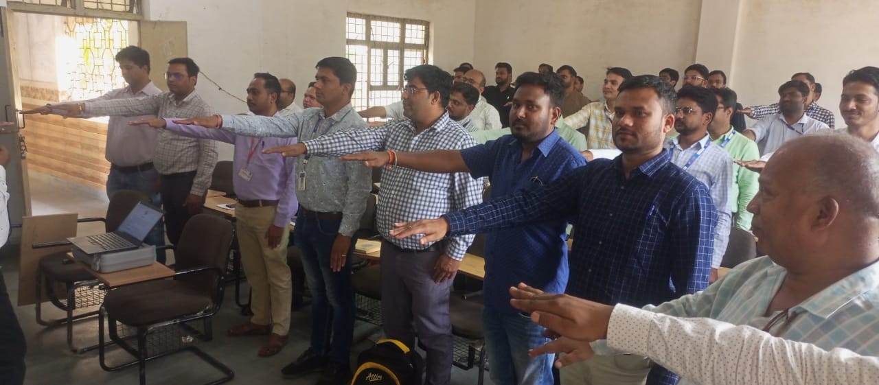 Narmadapuram News: Training of micro observers completed for Lok Sabha elections, oath was administered to vote on the last day of training.