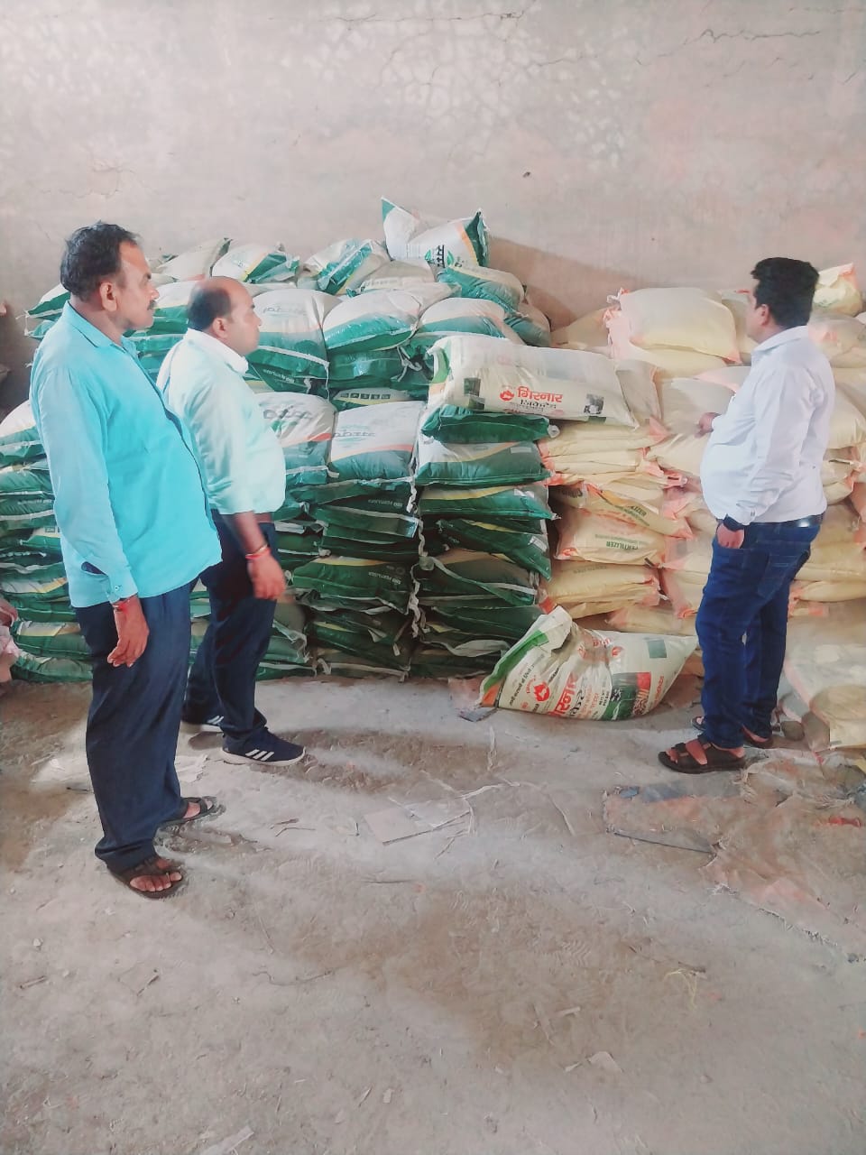 Harda Ki News: Inspection team of Agriculture Department took samples of fertilizer and seeds.