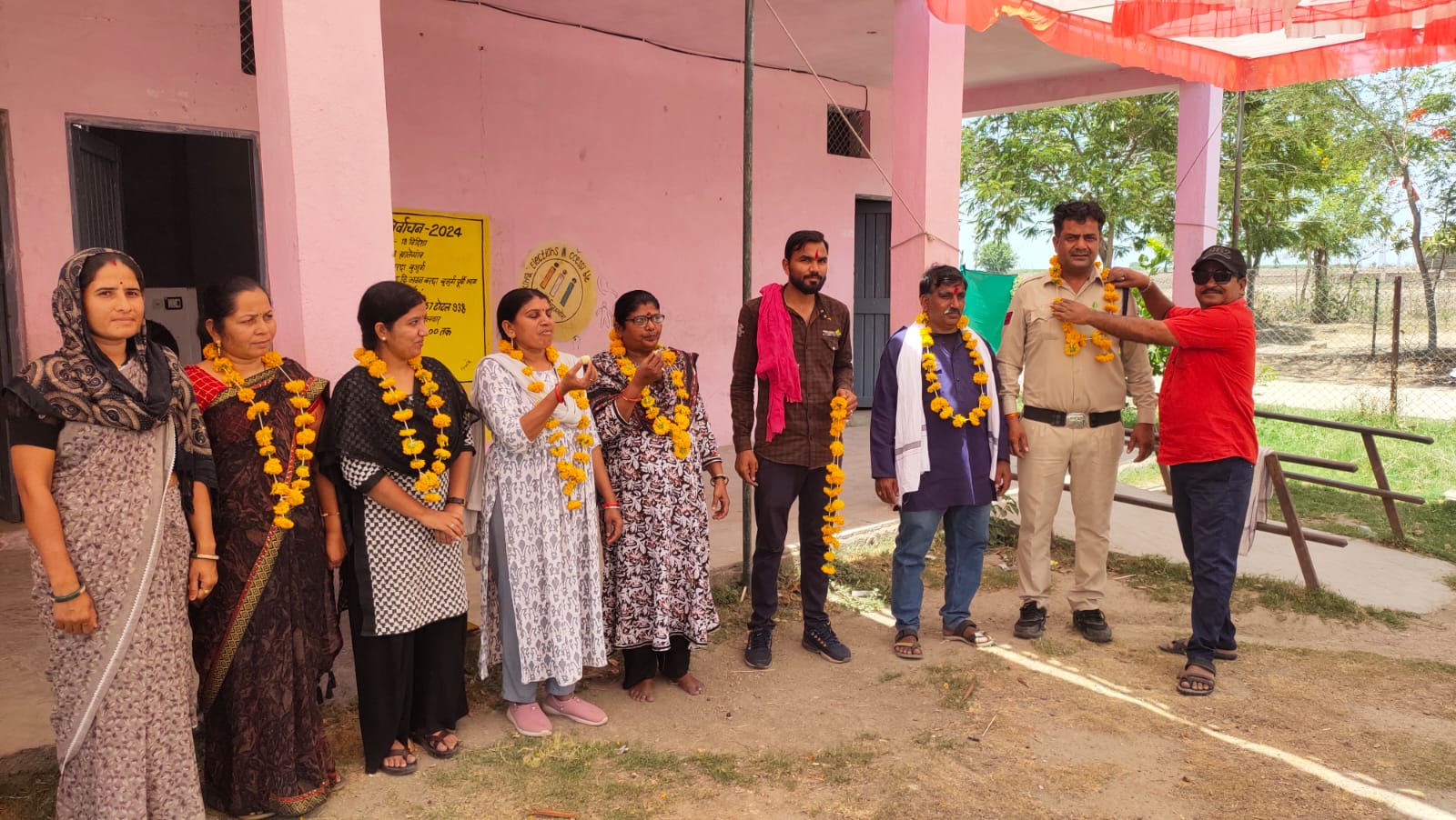 Khategaon News: On reaching the village, the polling party was greeted with flower garlands.