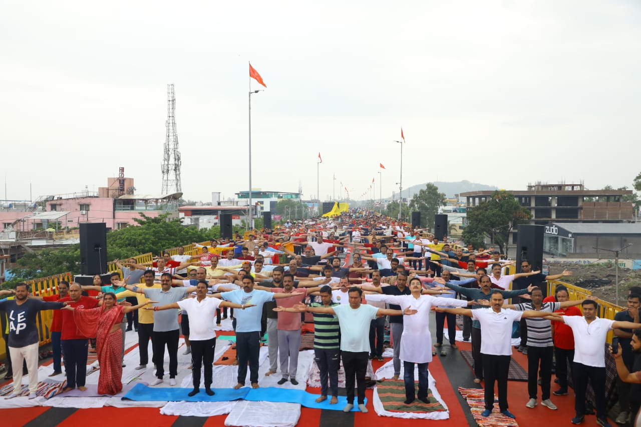 Dewas News: Mass yoga program organized in Dewas under the chief hospitality of Water Resources Minister Tulsiram Silawat