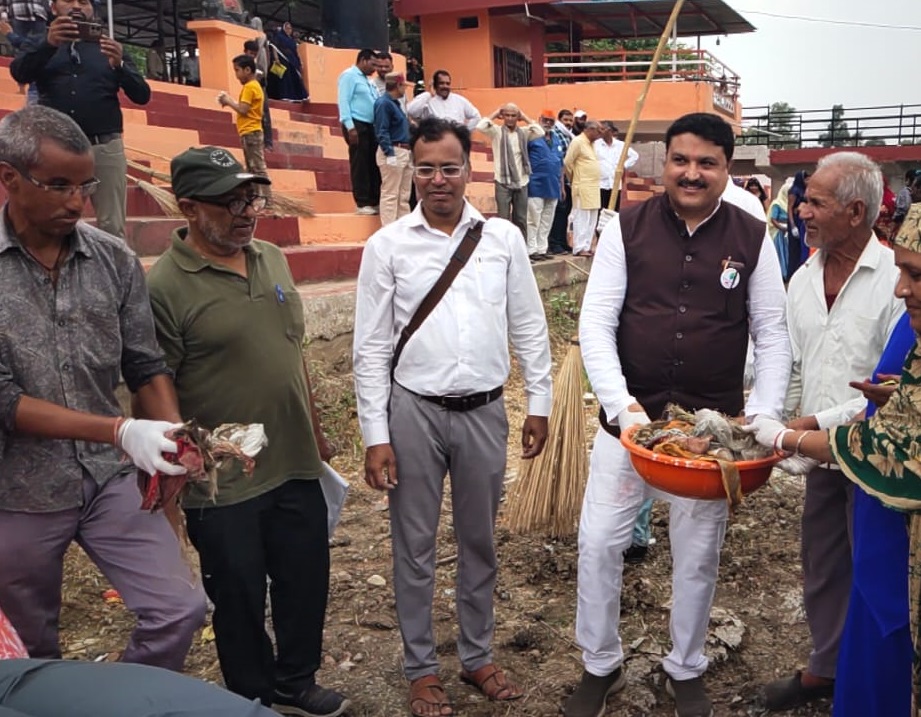 Hatpipliya News: Hatpipliya MLA Shri Manoj Chaudhary cleaned the Kshipra Ghat under the "Water Ganga Conservation Campaign"
