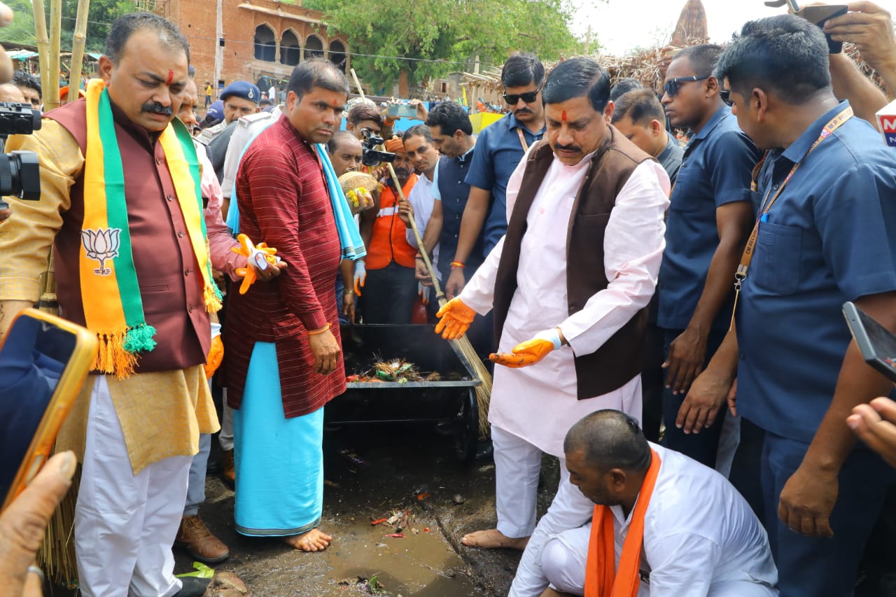 Nemawar News: Chief Minister Dr. Mohan Yadav cleaned the Narmada river ghat in Nemawar of Dewas district under the Jal Ganga Augmentation Campaign.