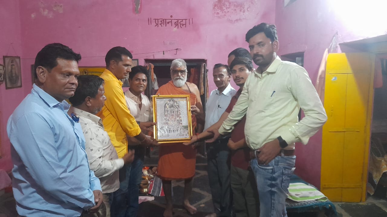 Kannod News: Received blessings from Mahant ji