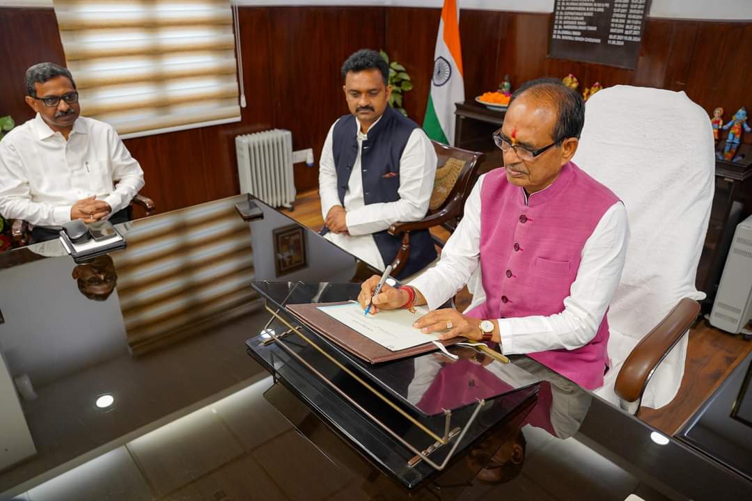 Khategaon News: Shivraj Singh Chauhan took charge with due rites and started the work