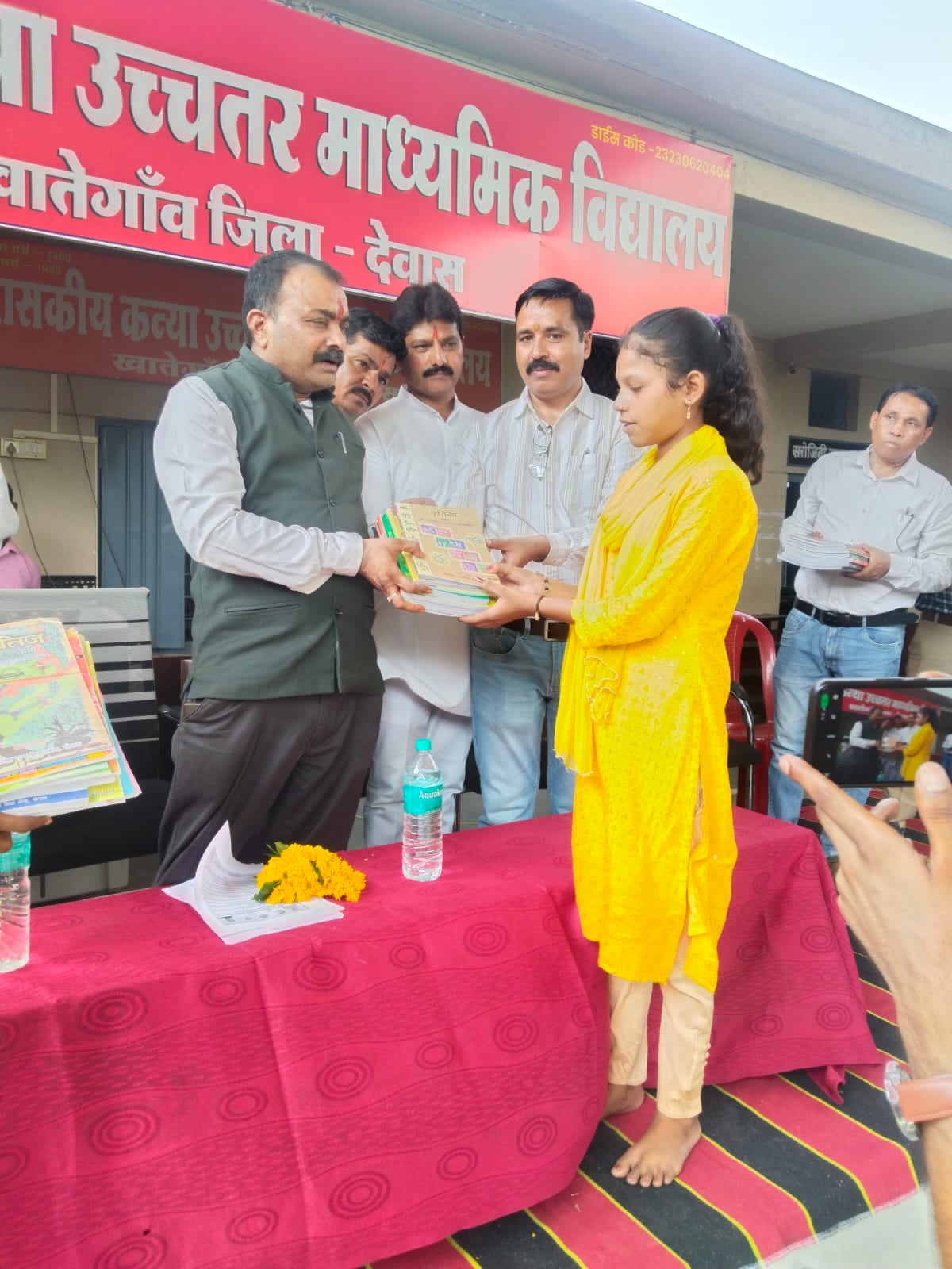 Khategaon News: MLA Ashish Sharma worshiped the girls