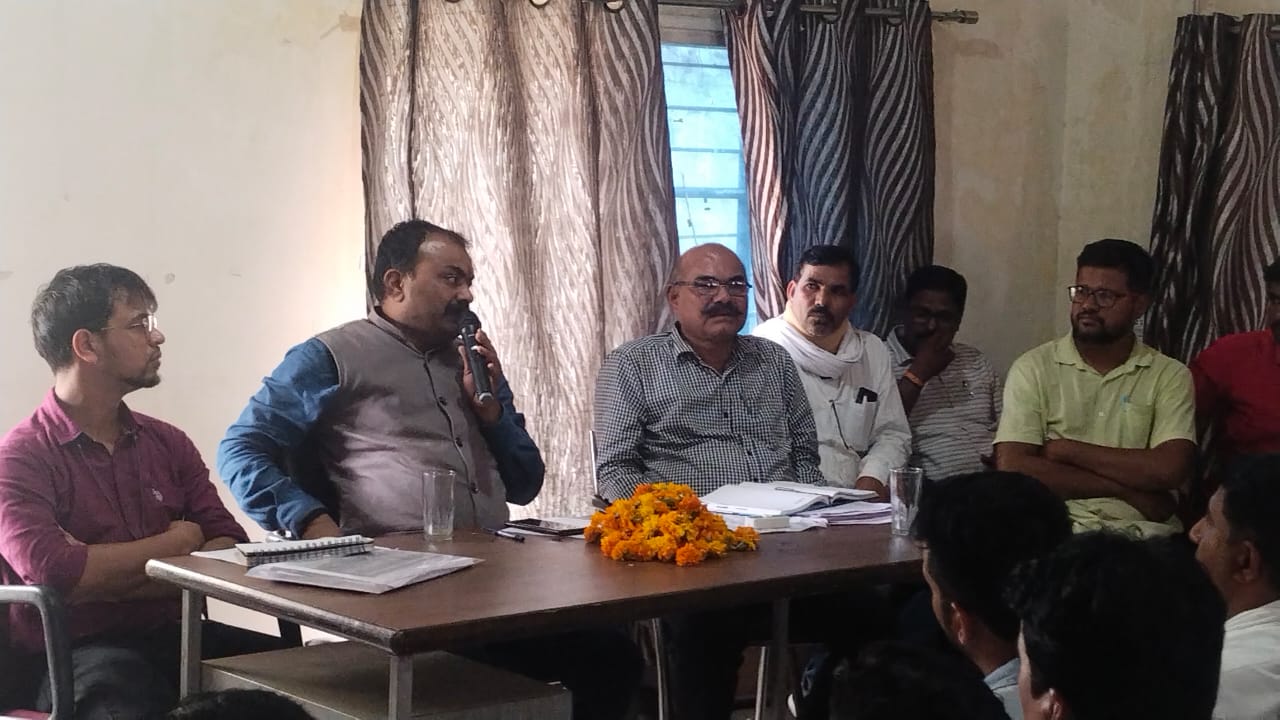 Khategaon News: MLA Ashish Sharma held a meeting with Sarpanch Secretary Employment Assistants