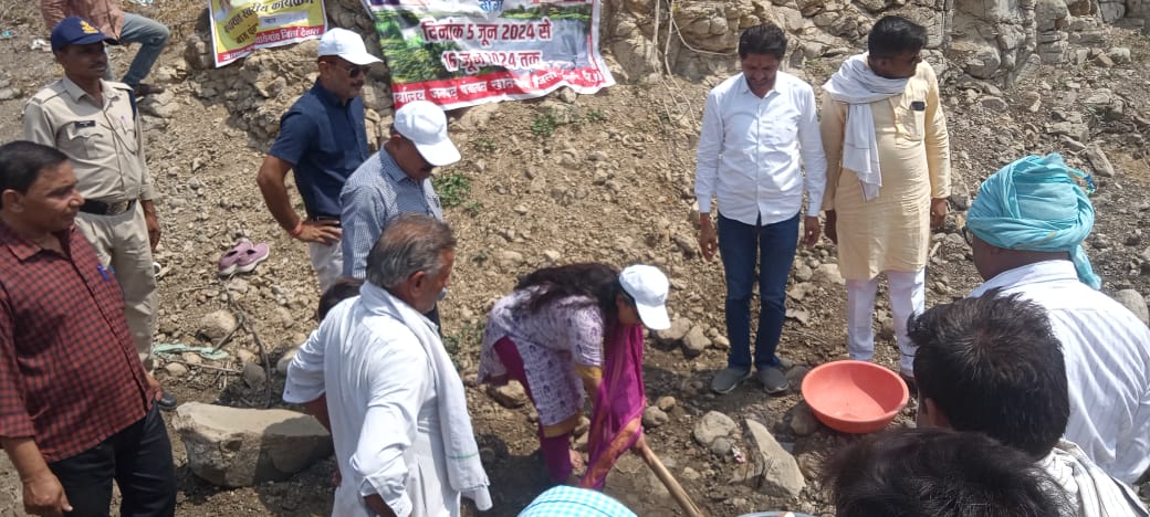 Khategaon News: In the village panchayat Khal, the pond is being deepened under the "Jal Ganga Samvardhan" campaign