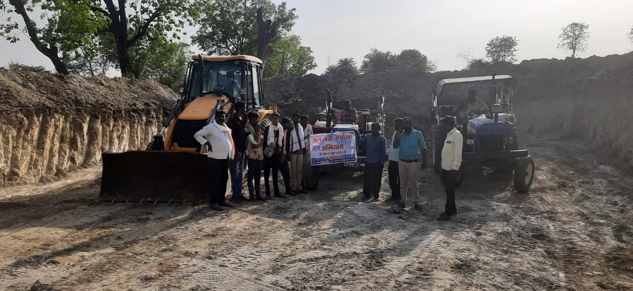 Khategaon News: Under the "Jal Ganga Samvardhan Abhiyan", wells, stepwells, rivers and ponds are being cleaned in the villages of Janpad Panchayat Khategaon