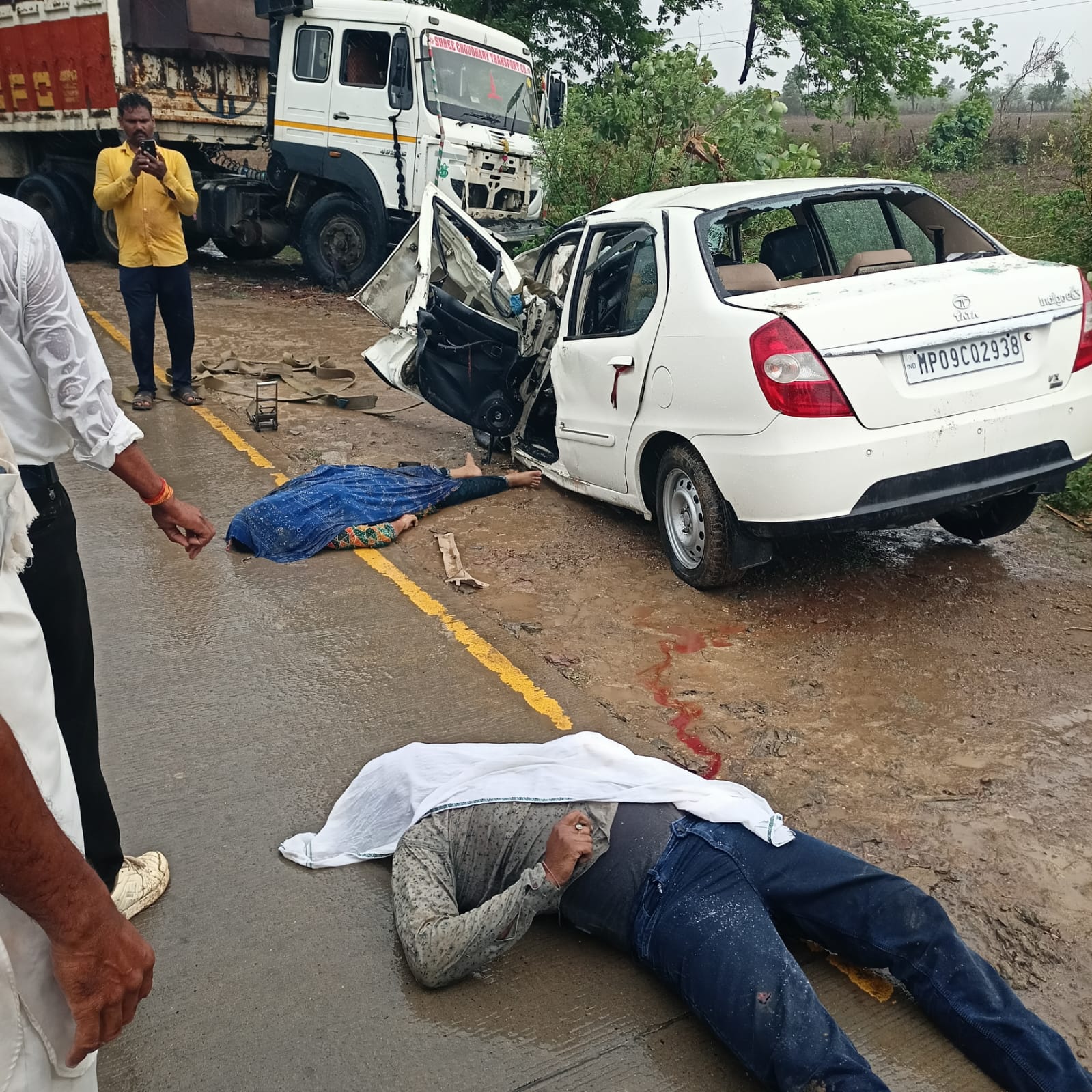 Satwas Ki News: Car and container collided near Fateh Singh Baba near Satwas Baijgwara, 3 people died on the spot
