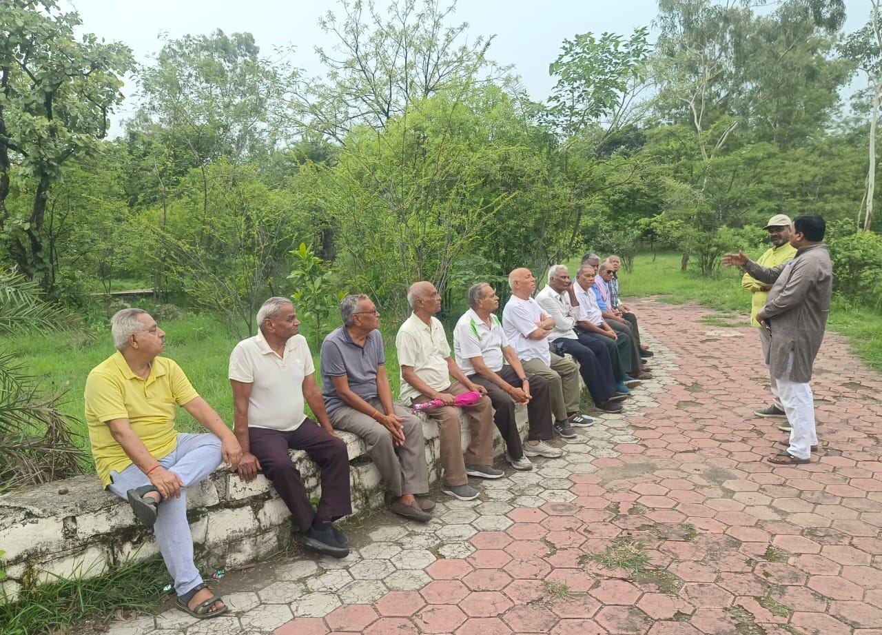 Bhopal: Officials of Seva Bharti met and interacted with retired intellectuals.