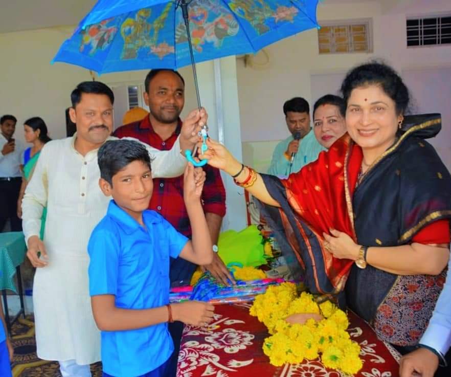 Bhopal News: Distributed umbrellas to children and planted trees.