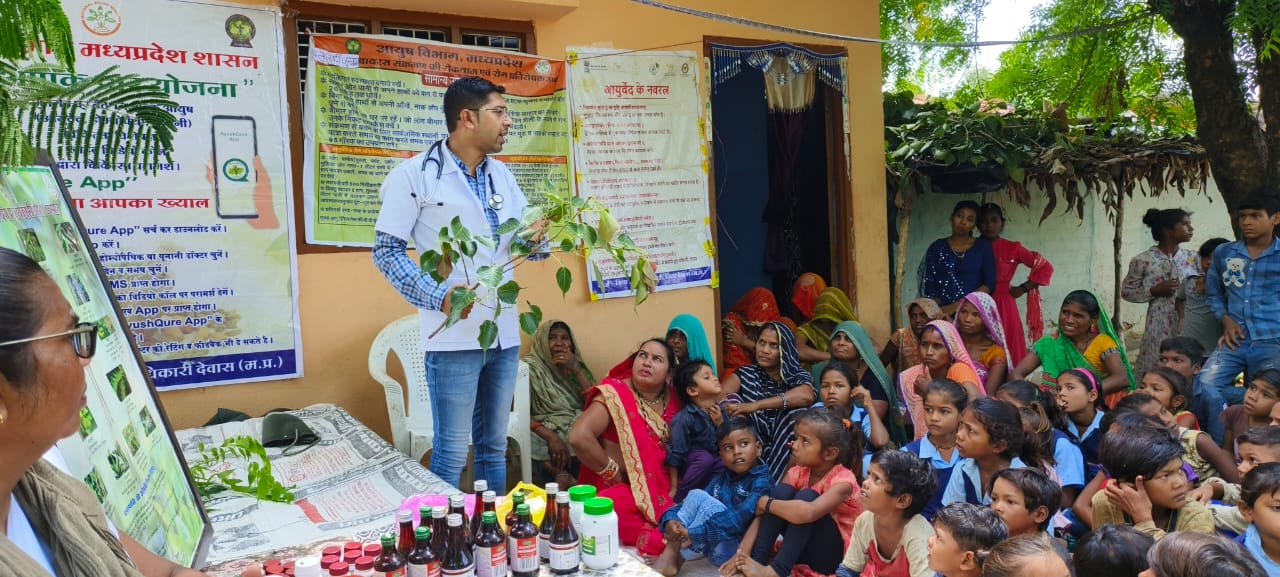 Dewas: In Dewas district, the staff of the Ayush department is knocking at every door and settlement in the campaign “Ayush at your door”.