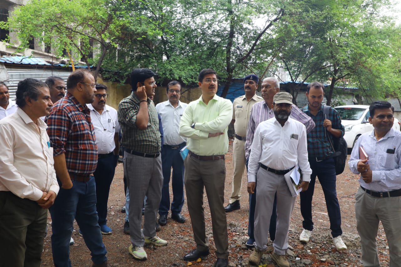 Dewas News: Collector inspected the under construction Collector's Office