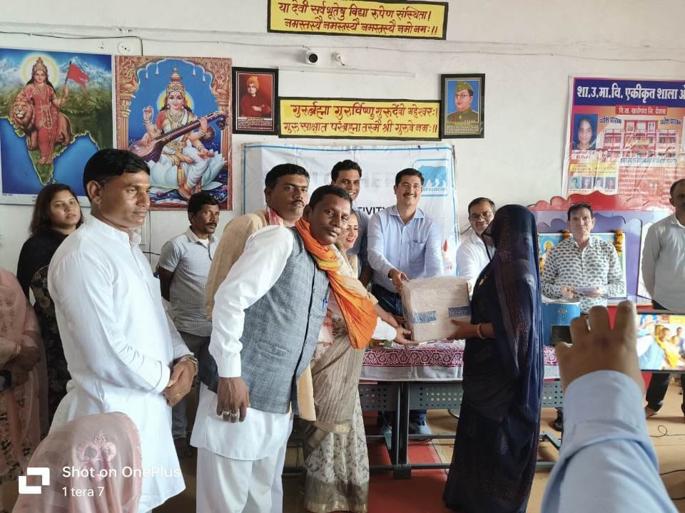 Dewas News: Collector Mr. Gupta distributed 500 smokeless stoves given by Bayer Locker Company under CSR funds to the villagers in village Omkara