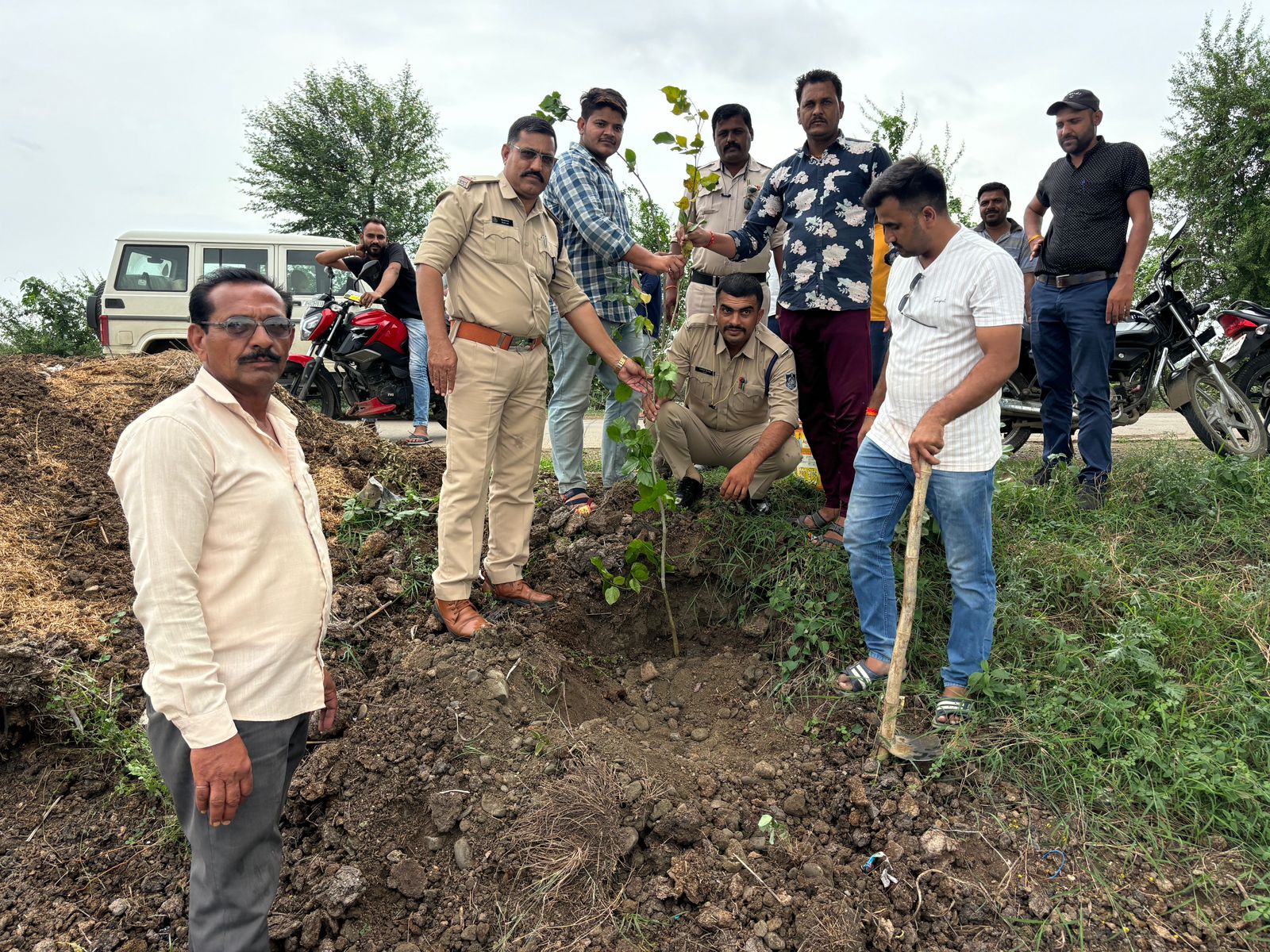 Khategaon News: Plants planted in Village Panchayat Bijalgaon under the campaign 'One Plant in the Name of Mother'