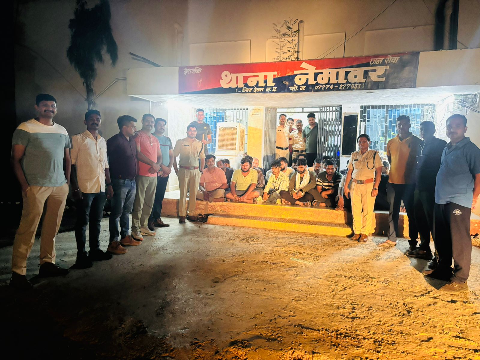 Khategaon Big News: Police raided and arrested 29 people gambling
