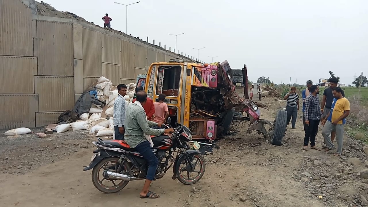 Khategaon News: Truck falls over Barwala Phata Bridge in Khatgaon area
