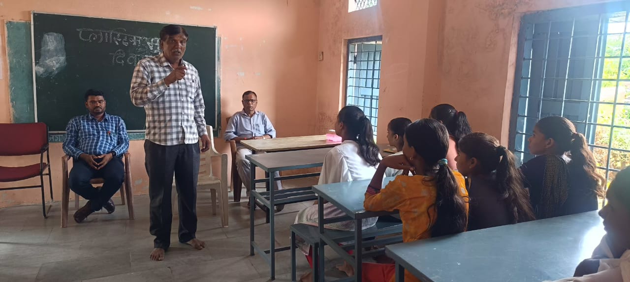 Khategaon News: Information given under plastic bag free campaign, students administered oath