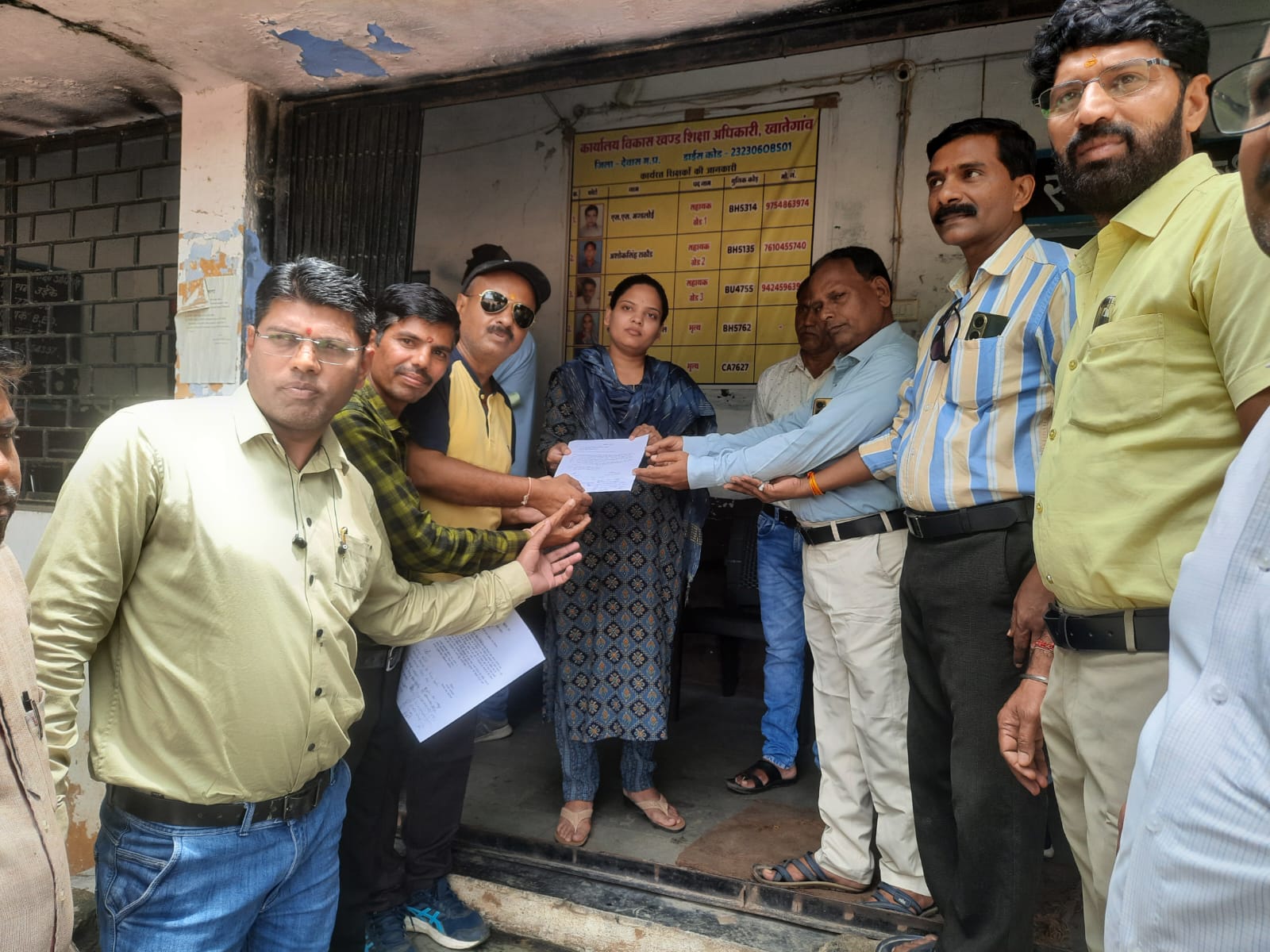 Khategaon News: Teachers are worried due to non-payment of salary.