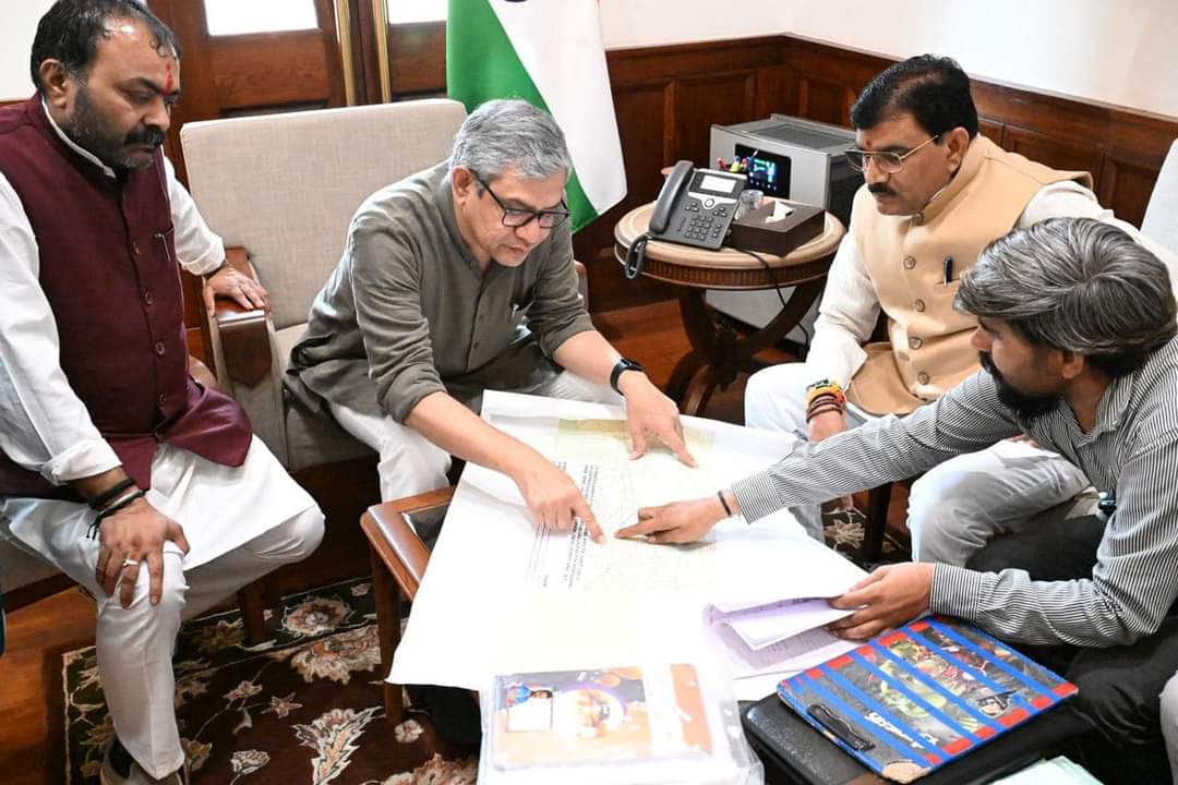 Khategaon News: Khategaon MLA Ashish Sharma reached Delhi with the farmer brothers of the area