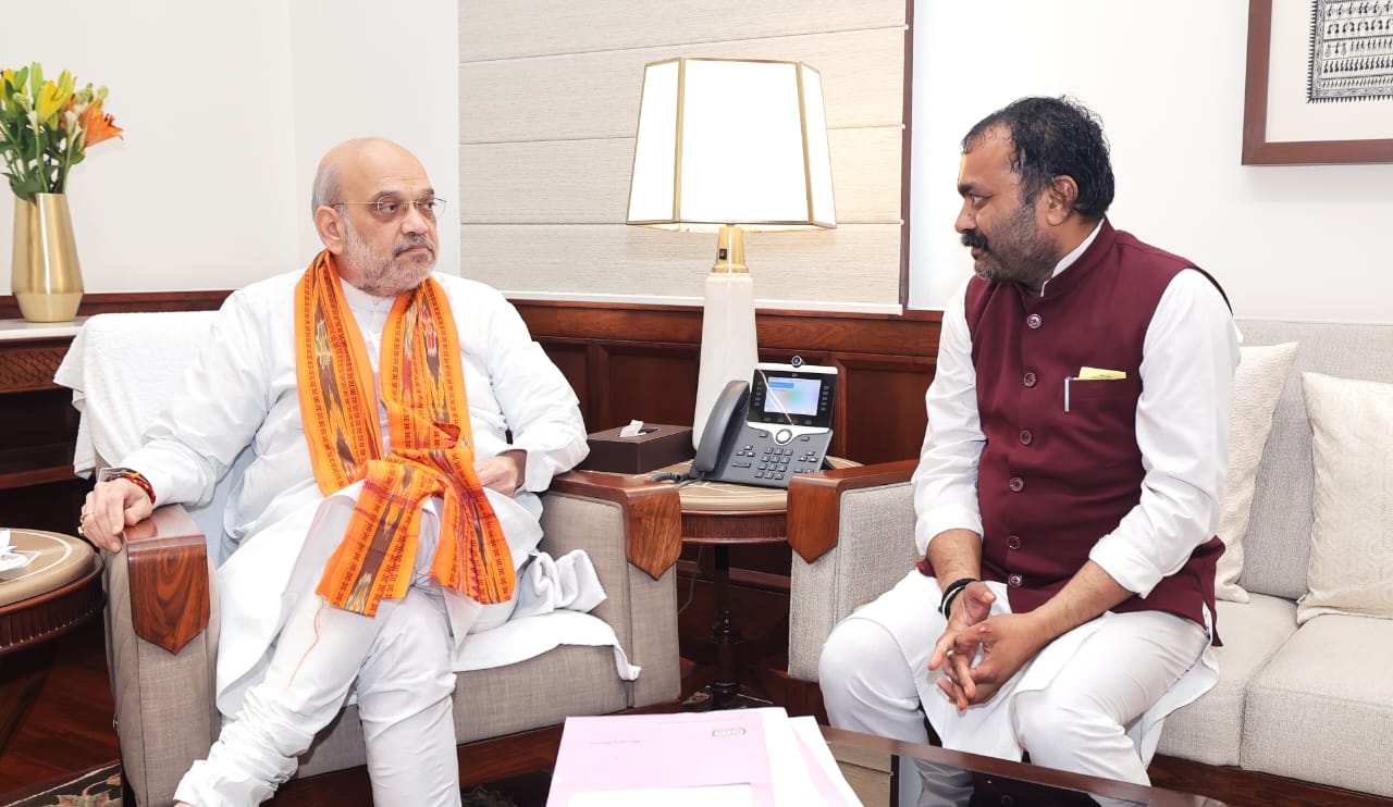 Khategaon News: Mother Narmada's picture presented to Union Home Minister Amit Shah