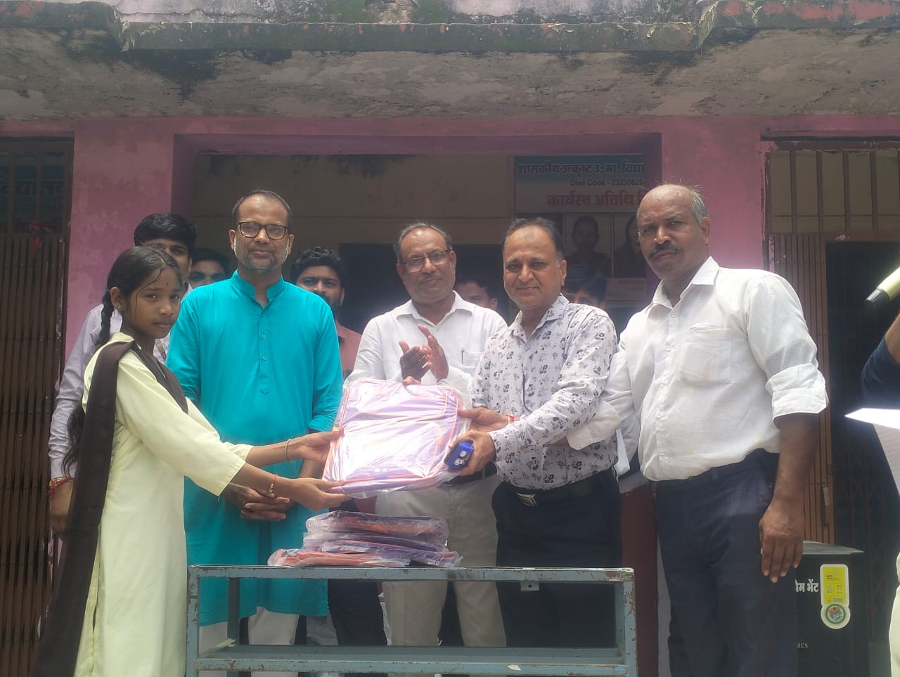 Khategaon News: AU Small Bank distributed school bags, copy pens to the students of Utkrishta Vidyalaya
