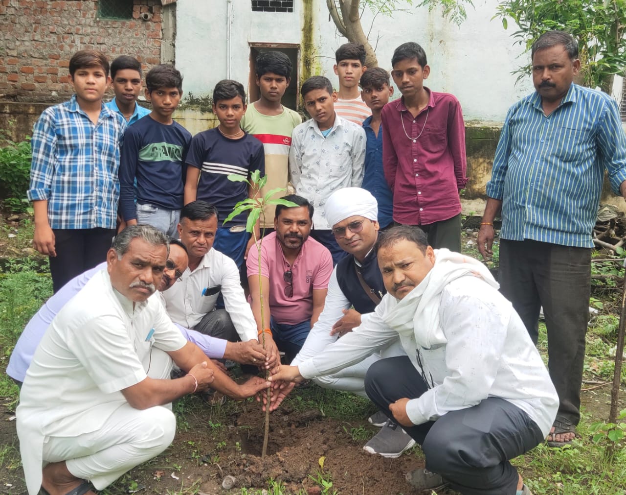 Khategaon News: Inspired by Sant Shri Devraj Nagar, tree planting took place.