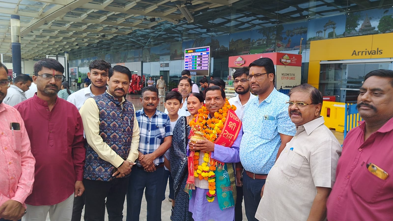 After the return of 4 countries to the city of lakes Bhopal, Maa Narmada Kalash Foreign Yatra was given a grand welcome and honour at Bhopal Airport