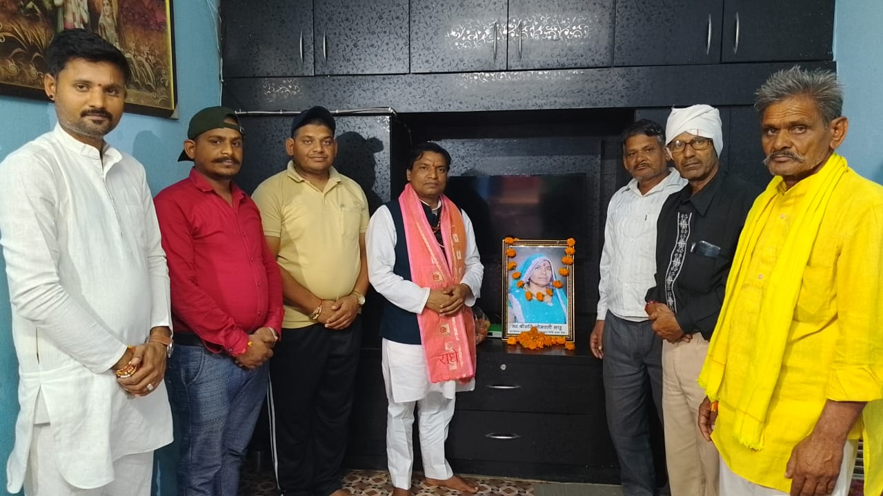 Cabinet Minister rank Ravikaran Sahu paid tribute by offering flowers on the photograph of the senior social worker