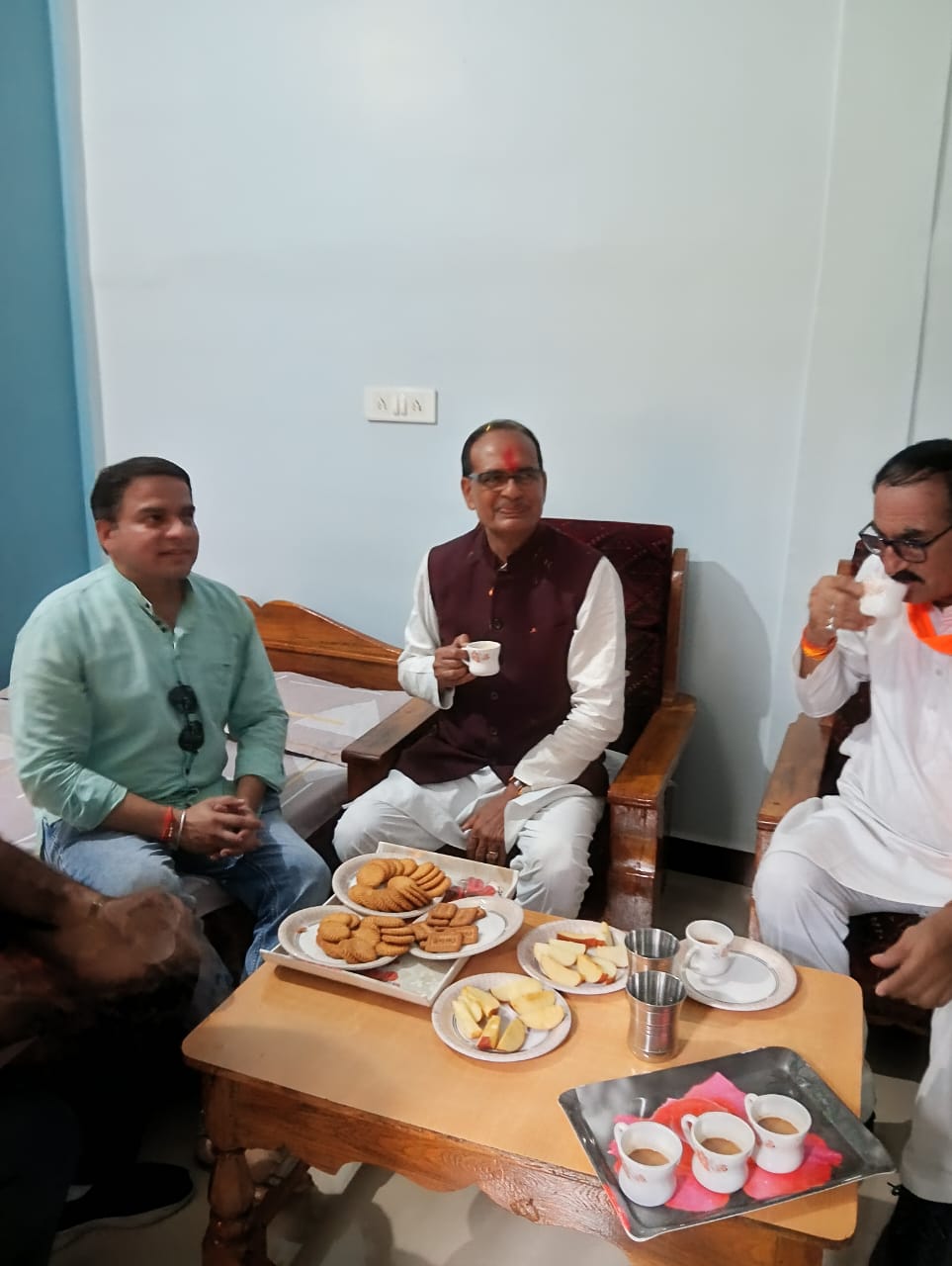 Union Agriculture Minister Shivraj Singh Chauhan reached Gora's residence