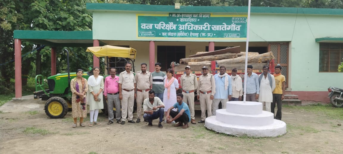 Khategaon News: Tractor trolley seized for illegally transporting wet teak logs, two accused arrested
