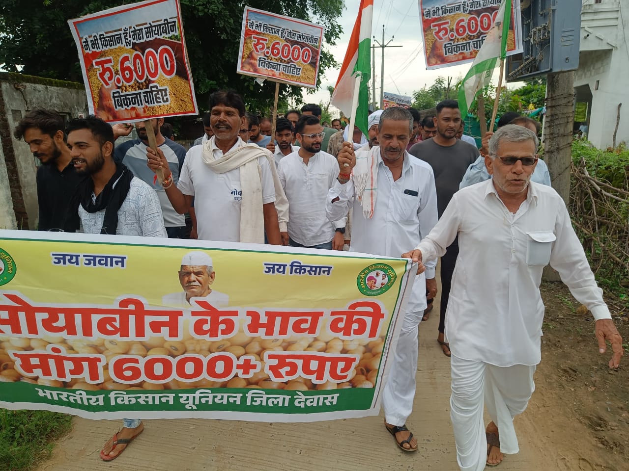 Khategaon News: Farmers took up digital front along with farms, after trending on Twitter and Facebook, they are giving memorandums from village to village
