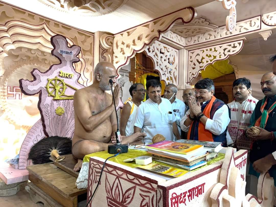 Nemawar News: Munishri blessed Minister Vijayvargiya and the public representatives who accompanied him to continue working in the interest of society and the country.
