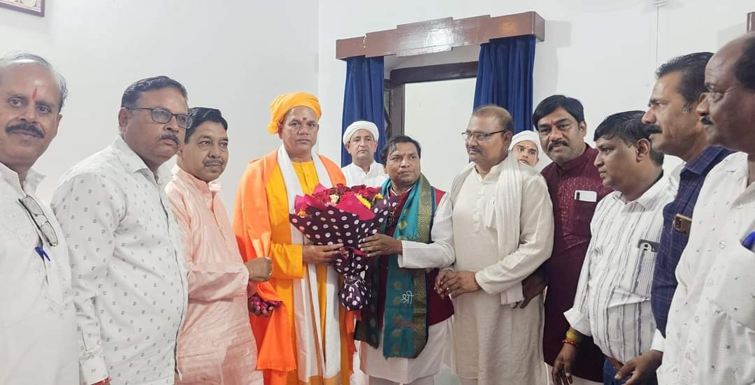 Dewas News: Ravikaran Sahu took blessings after performing worship.