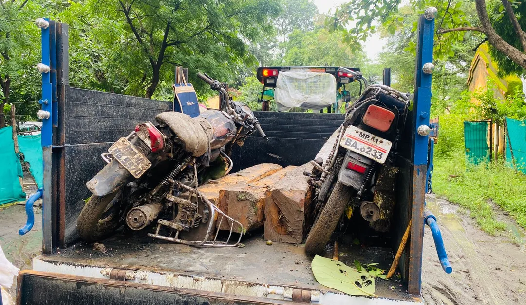Dewas News: Illegal teak timber and vehicles and 02 motorcycles seized from the spot