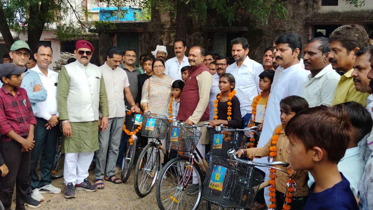 Khategaon News: MLA Sharma distributed bicycles to students