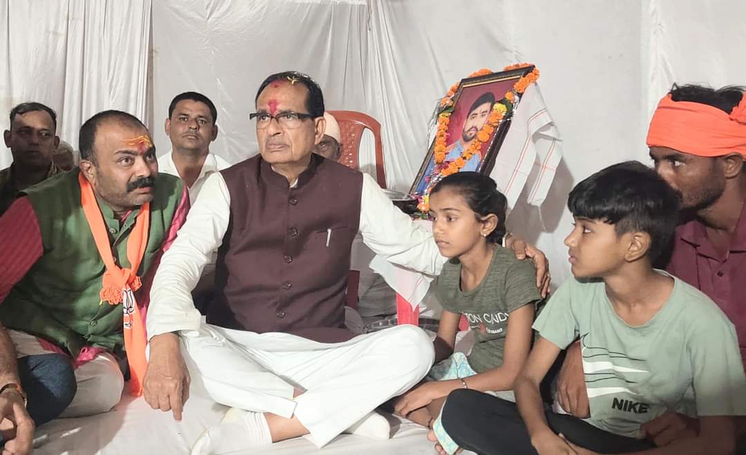 Khategaon News: Union Agriculture Minister Shivraj Singh Chauhan and MLA Ashish Sharma paid emotional tribute