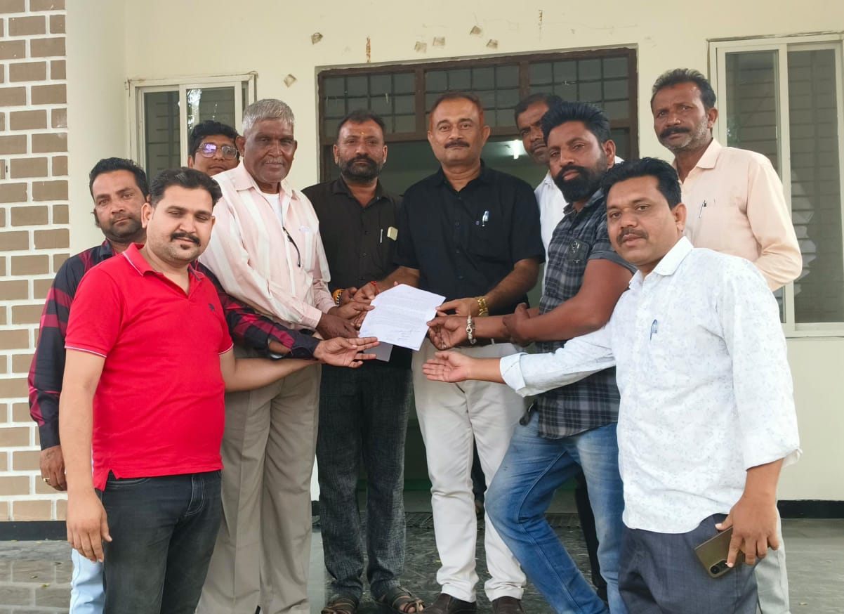 Dewas News: Balai community submitted a memorandum in support of Nagar Panchayat Vice President Sumit Palashya