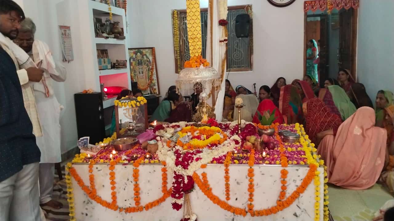 Khategaon Ki News: Nishan was hoisted in the court of Sant Singhaji, a huge feast was organized