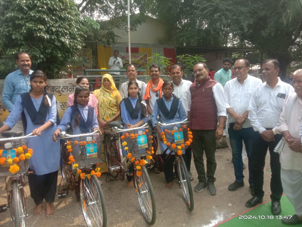 Khategaon News: Bicycles were distributed to students in Bijalgaon, Burada, Nemawar in the presence of MLA Sharma