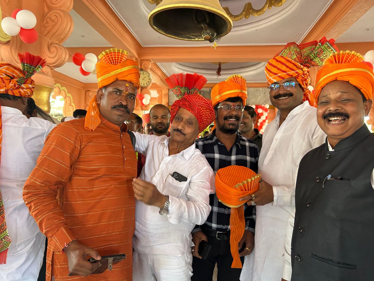 Khategaon News: In the auspicious deal of Rs 7100 Vikas Soybean farmers were honored by tying a turban at Khategaon Mandi.