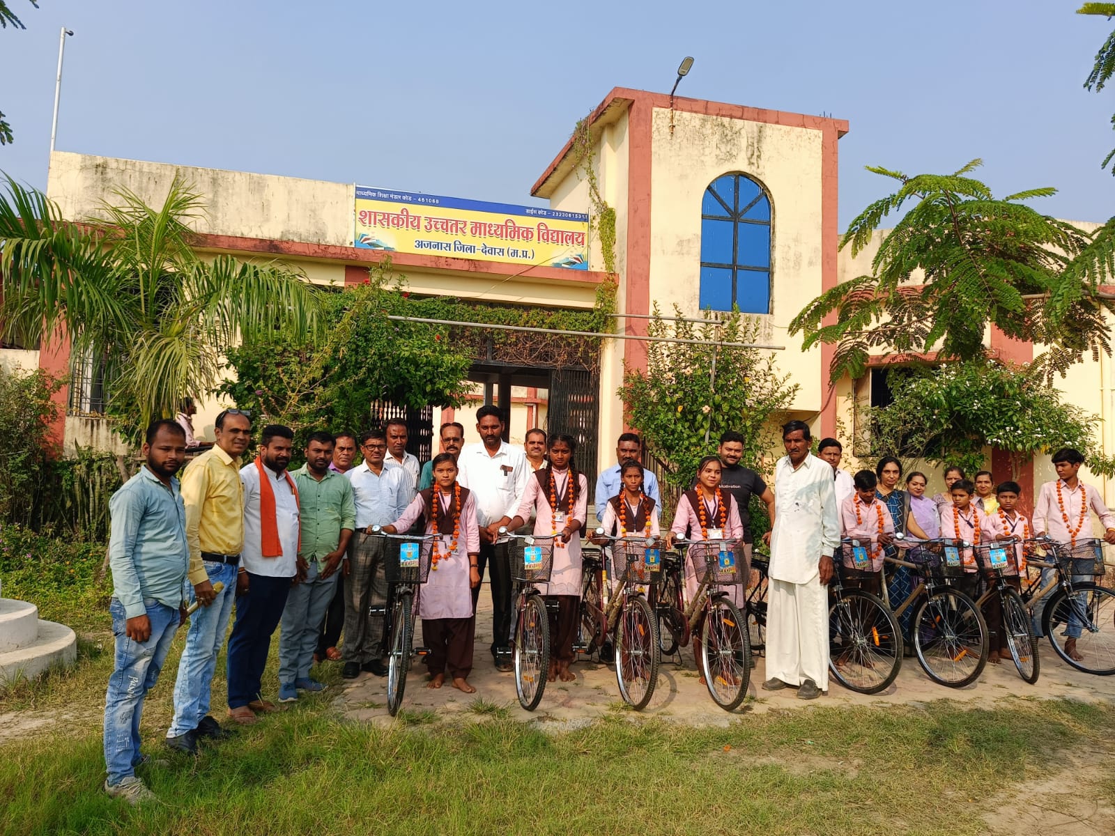 Khategaon News: Free bicycles distributed to students in Higher Secondary School Ajanas