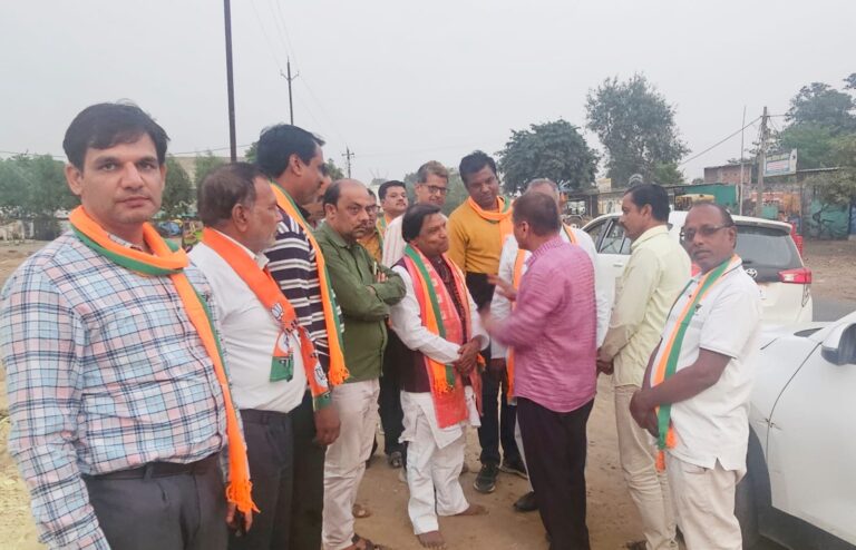 Ravikaran Sahu met his fellow caste brothers in Baya and Shahganj of Budhni Assembly Constituency.