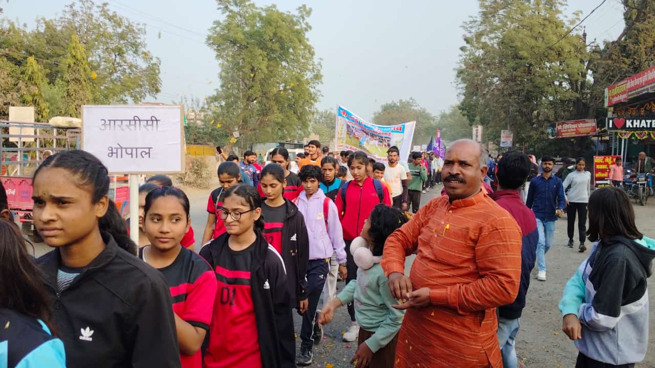 Khategaon News: 40 teams reached Khategaon, took out a march past on the main roads of the city, the city residents showered flowers to welcome them