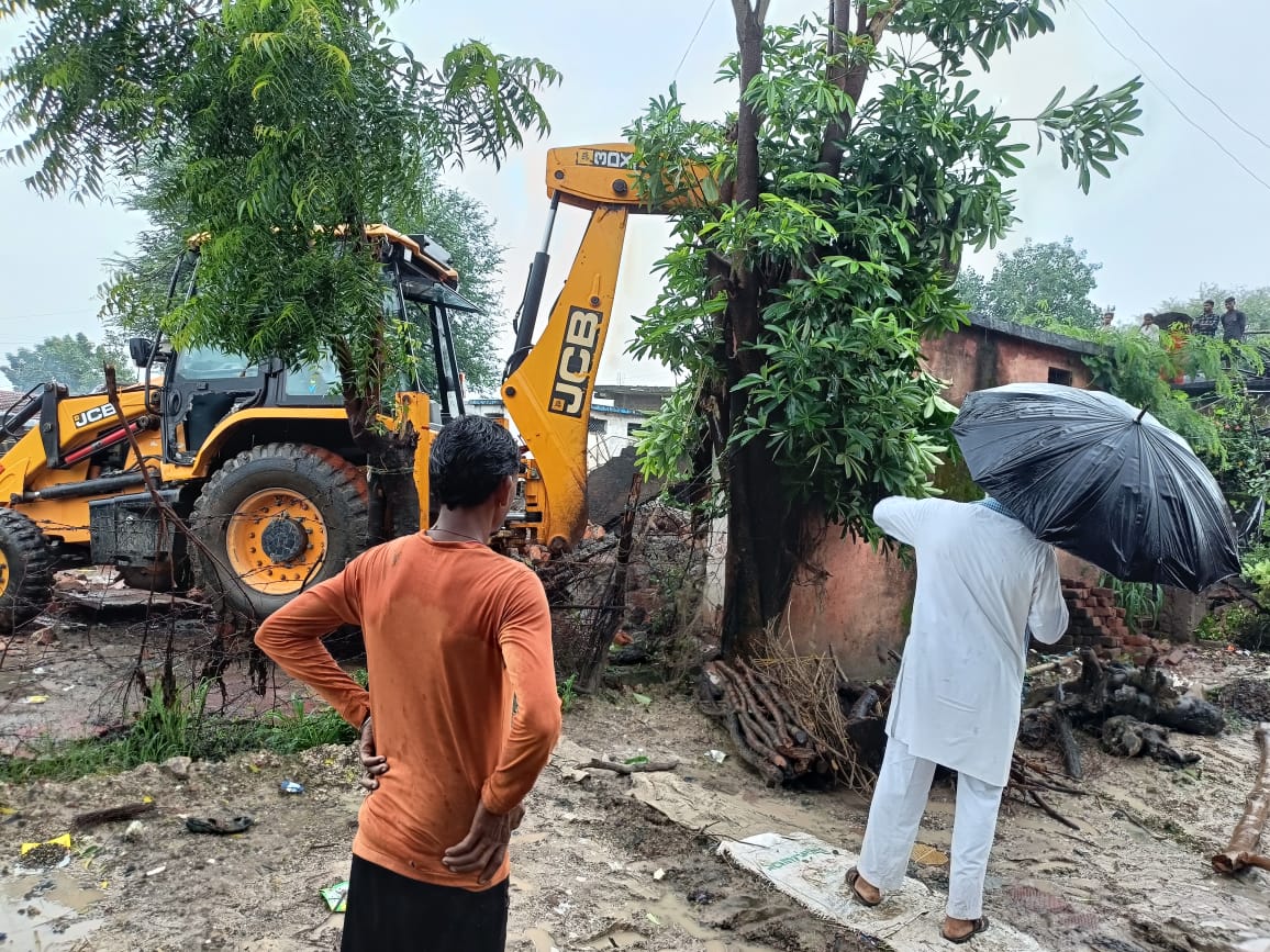 Khategaon News: Administration became alert, years old dilapidated building demolished
