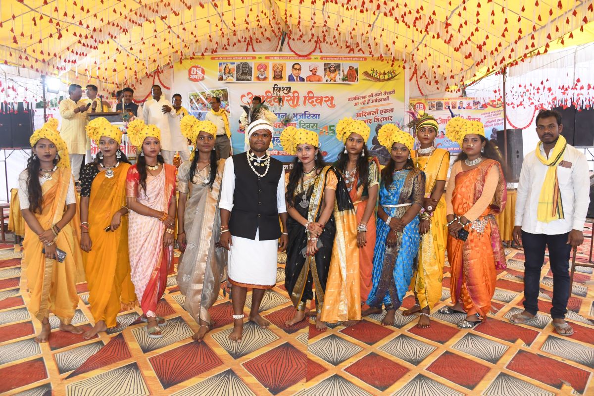 Khategaon News: On the occasion of World Tribal Day, a large number of tribal brothers and sisters reached the Mandi premises from far-flung rural areas in the city.