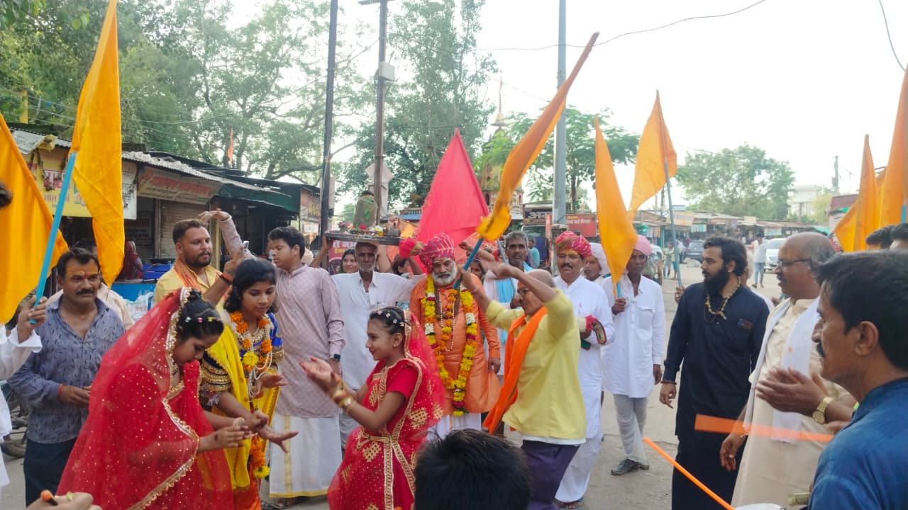 Khategaon News: Saint Gurudev Dada Bhai reached the banks of Mother Narmada, participated in Chunari Yatra